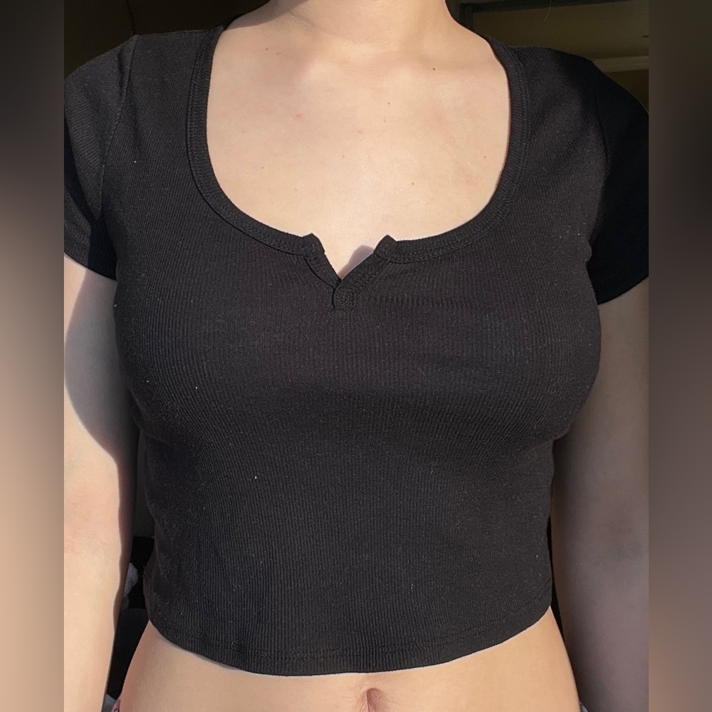cropped v neck black shirt